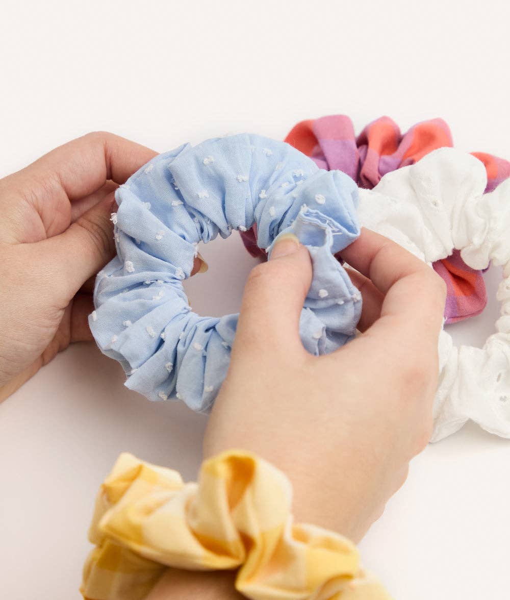 Chouchou Scrunchie motif plumetis bleu, Noa